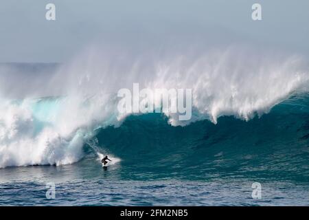 SYDNE, AUSTRALIEN - 25. Mai 2016: Australischer Surfer, der am Coogee Beach zwischen den Stränden Bondi und Maroubra südlich von Sydney EINE riesige Welle absteigt Stockfoto