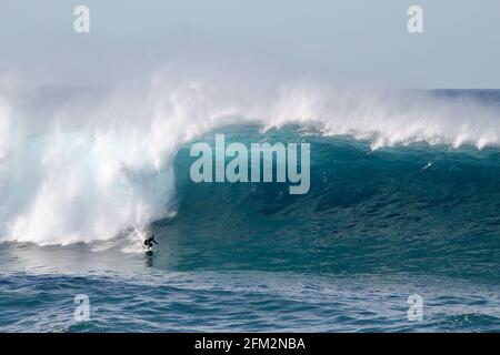 SYDNE, AUSTRALIEN - 25. Mai 2016: Australischer Surfer, der am Coogee Beach zwischen den Stränden Bondi und Maroubra südlich von Sydney EINE riesige Welle absteigt Stockfoto