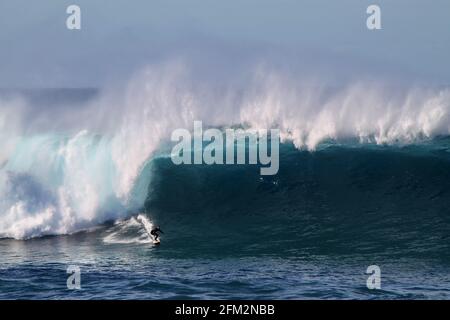 SYDNE, AUSTRALIEN - 25. Mai 2016: Australischer Surfer, der am Coogee Beach zwischen den Stränden Bondi und Maroubra südlich von Sydney EINE riesige Welle absteigt Stockfoto