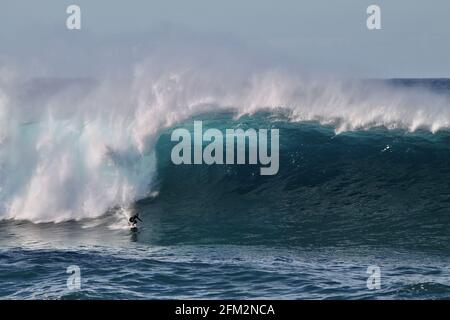 SYDNE, AUSTRALIEN - 25. Mai 2016: Australischer Surfer, der am Coogee Beach zwischen den Stränden Bondi und Maroubra südlich von Sydney EINE riesige Welle absteigt Stockfoto