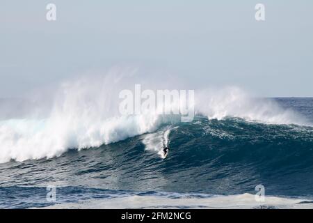 SYDNE, AUSTRALIEN - 25. Mai 2016: Australischer Surfer, der am Coogee Beach zwischen den Stränden Bondi und Maroubra südlich von Sydney EINE riesige Welle absteigt Stockfoto