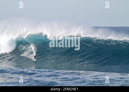 SYDNE, AUSTRALIEN - 25. Mai 2016: Australischer Surfer, der am Coogee Beach zwischen den Stränden Bondi und Maroubra südlich von Sydney EINE riesige Welle absteigt Stockfoto