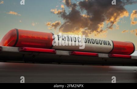 Posen, Polen - 26. März 2021: Pannenhilfe - Abschleppwagen. Stockfoto