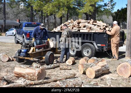 Männer Spalten Holzstämme, um Brennholz zu produzieren. Stockfoto