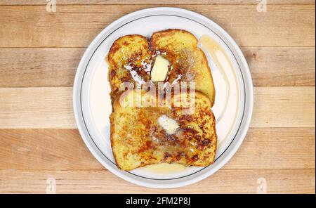 Schuss von zwei Scheiben french Toast mit geschmolzenem Butter und Sirup Stockfoto