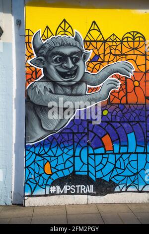 Legende des Lincoln Imp, Lincoln Cathedral, Orte in ganz Lincolnshire, alte Legende, Teufel schickte seine Imps, alte Ladenfront, Graffiti bunt. Stockfoto