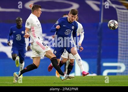 Toni Kroos (links) von Real Madrid und Timo Werner von Chelsea kämpfen während des zweiten Halbfinales der UEFA Champions League in Stamford Bridge, London, um den Ball. Bilddatum: Mittwoch, 5. Mai 2021. Stockfoto