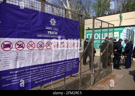 Non Exclusive: ODESA, UKRAINE - 2. MAI 2021 - Polizeibeamte stehen während einer Gedenkveranstaltung vor dem Gewerkschaftsgebäude Wache Stockfoto