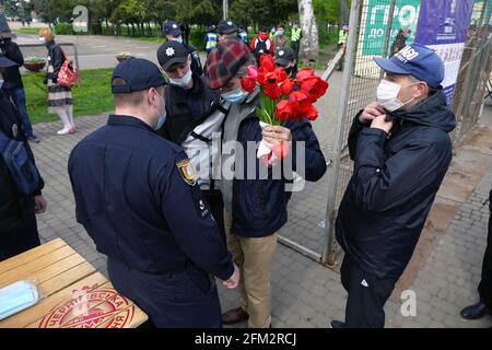 Nicht exklusiv: ODESA, UKRAINE - 2. MAI 2021 - Polizeibeamte überprüfen Personen, die während eines Gedenkens gekommen sind, um Blumen an der improvisierten Gedenkstätte zu legen Stockfoto