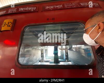 Passagiere, die dem Covid-19-Protokoll folgen, warten auf dem Bahnsteig an der Kamakhya Junction in Guwahati, der Hauptstadt Assam, Indien. Stockfoto