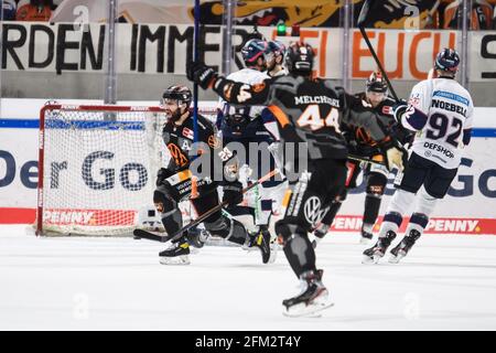 Wolfsburg, Deutschland. Mai 2021. Eishockey: DEL, Grizzlys Wolfsburg - Eisbären Berlin, Meisterschaftsrunde, Finale, Spieltag 2 in der Eis Arena. Gerrit Fauser (l) von Wolfsburg trifft das Tor in 1:3. Quelle: Swen Pförtner/dpa/Alamy Live News Stockfoto