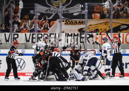 Wolfsburg, Deutschland. Mai 2021. Eishockey: DEL, Grizzlys Wolfsburg - Eisbären Berlin, Meisterschaftsrunde, Finale, 2. Spieltag in der Eis Arena. Die Spieler beider Teams stehen zusammen. Quelle: Swen Pförtner/dpa/Alamy Live News Stockfoto