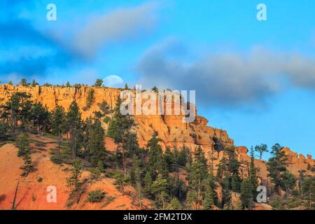 monduntersetzung über Klippen des roten Canyons in der Nähe des bryce Canyon National Park, utah Stockfoto