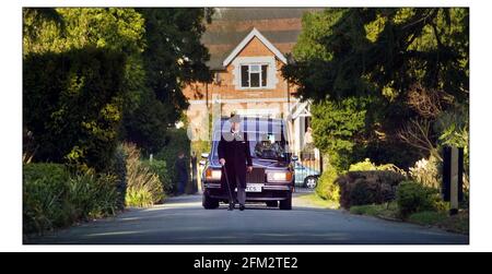 Beerdigung von Adam Faith im Kremitorium in Royal Tunbridge Wells.pic David Sandison 19/3/2003 Stockfoto