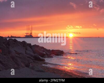 Sheerness, Kent, Großbritannien. Mai 2021. UK Wetter: Sonnenuntergang in Sheerness, Kent. Kredit: James Bell/Alamy Live Nachrichten Stockfoto