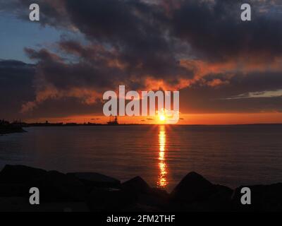 Sheerness, Kent, Großbritannien. Mai 2021. UK Wetter: Sonnenuntergang in Sheerness, Kent. Kredit: James Bell/Alamy Live Nachrichten Stockfoto