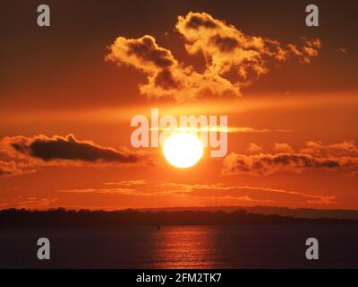 Sheerness, Kent, Großbritannien. Mai 2021. UK Wetter: Sonnenuntergang in Sheerness, Kent. Kredit: James Bell/Alamy Live Nachrichten Stockfoto