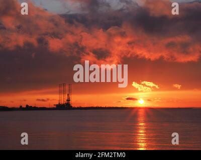 Sheerness, Kent, Großbritannien. Mai 2021. UK Wetter: Sonnenuntergang in Sheerness, Kent. Kredit: James Bell/Alamy Live Nachrichten Stockfoto