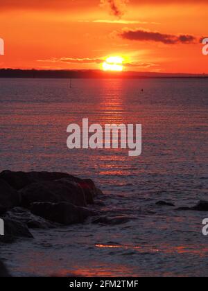 Sheerness, Kent, Großbritannien. Mai 2021. UK Wetter: Sonnenuntergang in Sheerness, Kent. Kredit: James Bell/Alamy Live Nachrichten Stockfoto