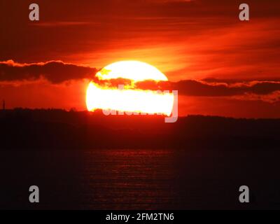 Sheerness, Kent, Großbritannien. Mai 2021. UK Wetter: Sonnenuntergang in Sheerness, Kent. Kredit: James Bell/Alamy Live Nachrichten Stockfoto