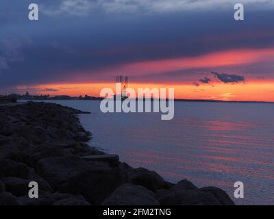 Sheerness, Kent, Großbritannien. Mai 2021. UK Wetter: Sonnenuntergang in Sheerness, Kent. Kredit: James Bell/Alamy Live Nachrichten Stockfoto
