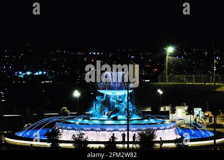 Tritons Brunnen in Valletta Malta Insel in der Nacht mit blauem Glanz Stockfoto