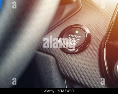 Autostart-Taste. In der Nähe des Armaturenbretts Konzept von Transport und Technologie Stockfoto