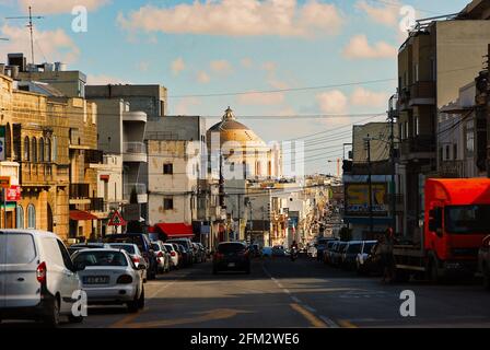 Mosta Straße mit Blick auf die berühmte Mosta Rotunde im Hintergrund Stockfoto