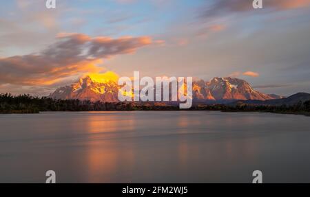 Weitwinkelpanorama des Flusses Serrano bei Sonnenaufgang mit Kopierraum, des Nationalparks Torres del Paine, Patagonien, Chile. Stockfoto