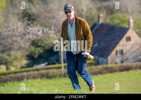Der Schauspieler Benedict Cumberbatch genießt am Samstagabend nach dem letzten Drehtag für Doctor Strange 2 eine Flasche Cider auf Burrow Hill in Somerset. Stockfoto
