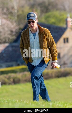 Der Schauspieler Benedict Cumberbatch genießt am Samstagabend nach dem letzten Drehtag für Doctor Strange 2 eine Flasche Cider auf Burrow Hill in Somerset. Stockfoto