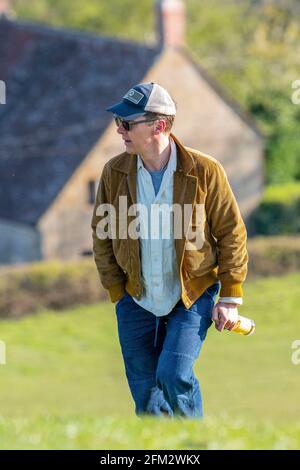 Der Schauspieler Benedict Cumberbatch genießt am Samstagabend nach dem letzten Drehtag für Doctor Strange 2 eine Flasche Cider auf Burrow Hill in Somerset. Stockfoto
