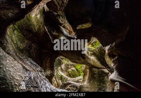 Spektakuläre Granitfelsen und Schlaglöcher, die durch Flutströme erodiert wurden. Naturpark Cornalvo, Extremadura, Spanien Stockfoto