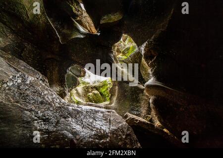 Spektakuläre Granitfelsen und Schlaglöcher, die durch Flutströme erodiert wurden. Naturpark Cornalvo, Extremadura, Spanien Stockfoto