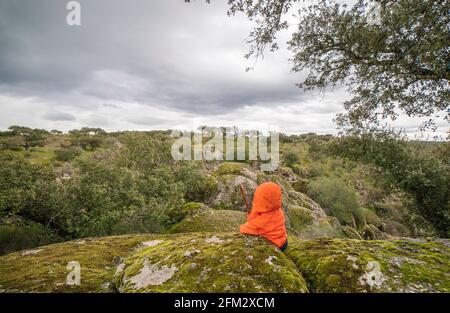 Kind Junge beobachten spektakuläre granitische Landschaft des Cornalvo Naturparks, Extremadura, Spanien Stockfoto