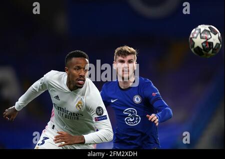 Eder Militao (links) von Real Madrid und Timo Werner von Chelsea kämpfen während des UEFA Champions League-Halbfinales in der Stamford Bridge, London, um den Ball. Bilddatum: Mittwoch, 5. Mai 2021. Stockfoto