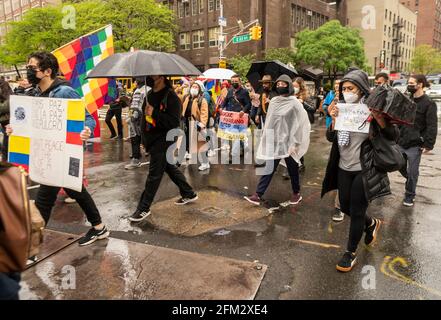 New York, USA. Mai 2021. Unterstützer Kolumbiens marschieren am Mittwoch, dem 5. Mai 2021, in New York auf die Second Avenue, um gegen die Pläne zur Erhöhung der Steuern in Kolumbien zu protestieren, um die Kosten für die Wirtschaft zu decken, die von der Pandemie heimgesucht wurde. (ÂPhoto von Richard B. Levine) Quelle: SIPA USA/Alamy Live News Stockfoto