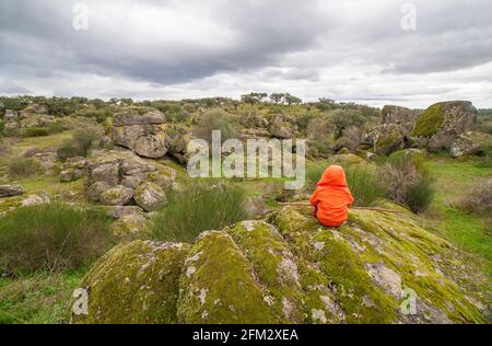 Kind Junge beobachten spektakuläre granitische Landschaft des Cornalvo Naturparks, Extremadura, Spanien Stockfoto