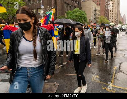 New York, USA. Mai 2021. Unterstützer Kolumbiens marschieren am Mittwoch, dem 5. Mai 2021, in New York auf die Second Avenue, um gegen die Pläne zur Erhöhung der Steuern in Kolumbien zu protestieren, um die Kosten für die Wirtschaft zu decken, die von der Pandemie heimgesucht wurde. (ÂPhoto von Richard B. Levine) Quelle: SIPA USA/Alamy Live News Stockfoto