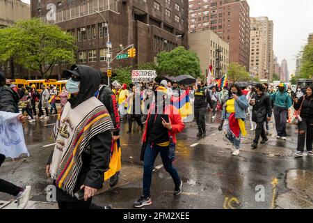 New York, USA. Mai 2021. Unterstützer Kolumbiens marschieren am Mittwoch, dem 5. Mai 2021, in New York auf die Second Avenue, um gegen die Pläne zur Erhöhung der Steuern in Kolumbien zu protestieren, um die Kosten für die Wirtschaft zu decken, die von der Pandemie heimgesucht wurde. (ÂPhoto von Richard B. Levine) Quelle: SIPA USA/Alamy Live News Stockfoto