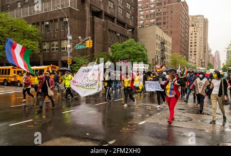 New York, USA. Mai 2021. Unterstützer Kolumbiens marschieren am Mittwoch, dem 5. Mai 2021, in New York auf die Second Avenue, um gegen die Pläne zur Erhöhung der Steuern in Kolumbien zu protestieren, um die Kosten für die Wirtschaft zu decken, die von der Pandemie heimgesucht wurde. (ÂPhoto von Richard B. Levine) Quelle: SIPA USA/Alamy Live News Stockfoto