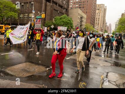 New York, USA. Mai 2021. Unterstützer Kolumbiens marschieren am Mittwoch, dem 5. Mai 2021, in New York auf die Second Avenue, um gegen die Pläne zur Erhöhung der Steuern in Kolumbien zu protestieren, um die Kosten für die Wirtschaft zu decken, die von der Pandemie heimgesucht wurde. (Foto von Richard B. Levine) Quelle: SIPA USA/Alamy Live News Stockfoto