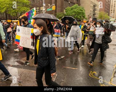 New York, USA. Mai 2021. Unterstützer Kolumbiens marschieren am Mittwoch, dem 5. Mai 2021, in New York auf die Second Avenue, um gegen die Pläne zur Erhöhung der Steuern in Kolumbien zu protestieren, um die Kosten für die Wirtschaft zu decken, die von der Pandemie heimgesucht wurde. (Foto von Richard B. Levine) Quelle: SIPA USA/Alamy Live News Stockfoto