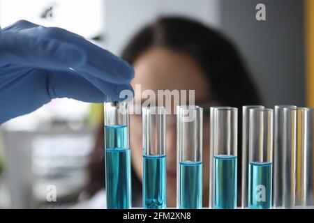 Chemische Reagenzgläser mit blauer Flüssigkeit im Labor Stockfoto