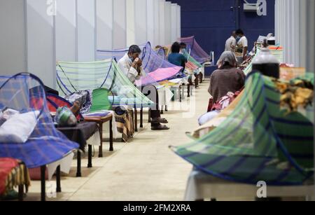 Neu-Delhi, Indien. Mai 2021. Covid-19 infizierte Patienten, die in einem Covid-Pflegezentrum in den Dörfern der Commonwealth Games (CWG) gesehen wurden, die vorübergehend in eine Covid-19-Pflegeeinrichtung umgewandelt wurden. In Indien erleben die Menschen während der zweiten Welle der Covid-19-Pandemie einen Sauerstoffmangel in Krankenhäusern und lange Schlangen vor dem Sauerstoffnachfüllzentrum. Kredit: SOPA Images Limited/Alamy Live Nachrichten Stockfoto