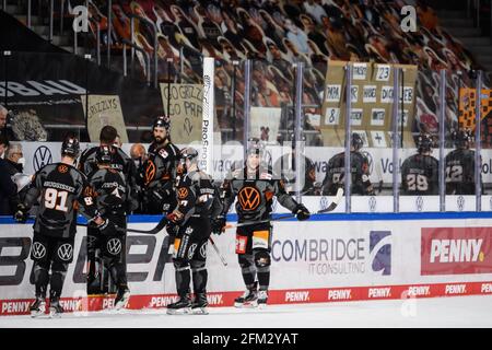 Wolfsburg, Deutschland. Mai 2021. Eishockey: DEL, Grizzlies Wolfsburg - Eisbären Berlin, Meisterschaftsrunde, Finale, Spieltag 2 in der Eis Arena. Nach dem Ende des Spiels verlassen die Spieler aus dem Eis. Quelle: Swen Pförtner/dpa/Alamy Live News Stockfoto