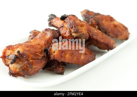 Ein Teller mit saftigen Hähnchenflügeln Stockfoto