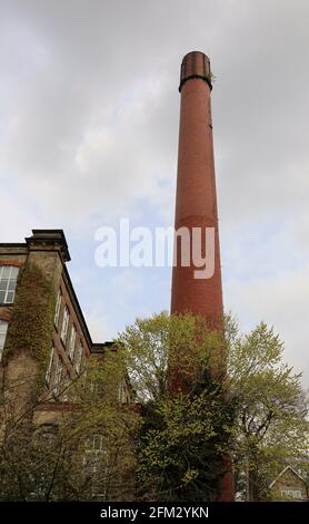 Ziegelkamin, der 1914 zur Clarence Mill hinzugefügt wurde Und gebaut von Harold Cumberbirch Stockfoto