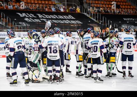 Wolfsburg, Deutschland. Mai 2021. Eishockey: DEL, Grizzlies Wolfsburg - Eisbären Berlin, Meisterschaftsrunde, Finale, Spieltag 2 in der Eis Arena. Die Berliner Spieler stehen nach dem Spiel auf dem Eis und jubeln. Quelle: Swen Pförtner/dpa/Alamy Live News Stockfoto