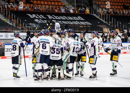 Wolfsburg, Deutschland. Mai 2021. Eishockey: DEL, Grizzlies Wolfsburg - Eisbären Berlin, Meisterschaftsrunde, Finale, Spieltag 2 in der Eis Arena. Die Berliner Spieler stehen nach dem Spiel auf dem Eis und jubeln. Quelle: Swen Pförtner/dpa/Alamy Live News Stockfoto